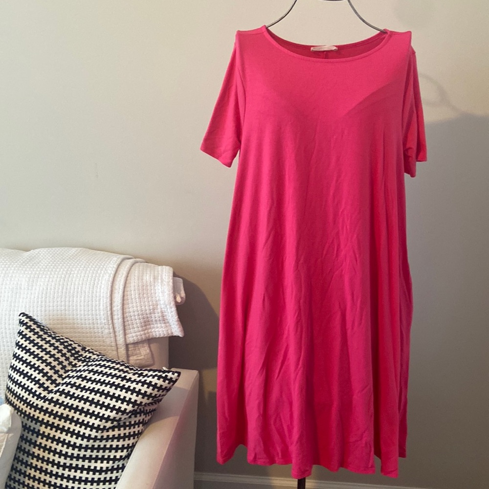 ZENNA KNEE LENGTH DRESS WITH POCKETS. Hot Pink . Size large